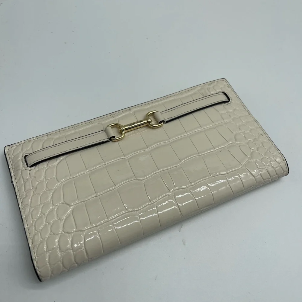 MICHAEL KORS Carson Large Crocodile Embossed Bifold Snap Wallet
Light Cream
NWT - Picture 3 of 16